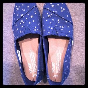 Size 5 new never worn navy with gold star Toms.